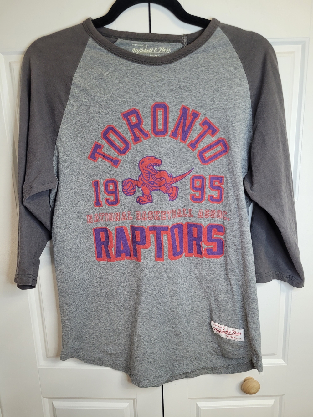 Mitchell & Ness Women’s Toronto Raptors Hardwood Classics Raglan Shirt